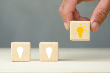 形容行动缓慢的成语